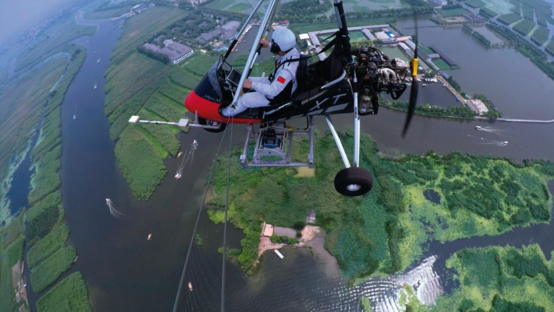 測繪地理信息工作人員利用三角翼在白洋淀進行航空測繪，為雄安新區規劃、選址和建設提供保障服務